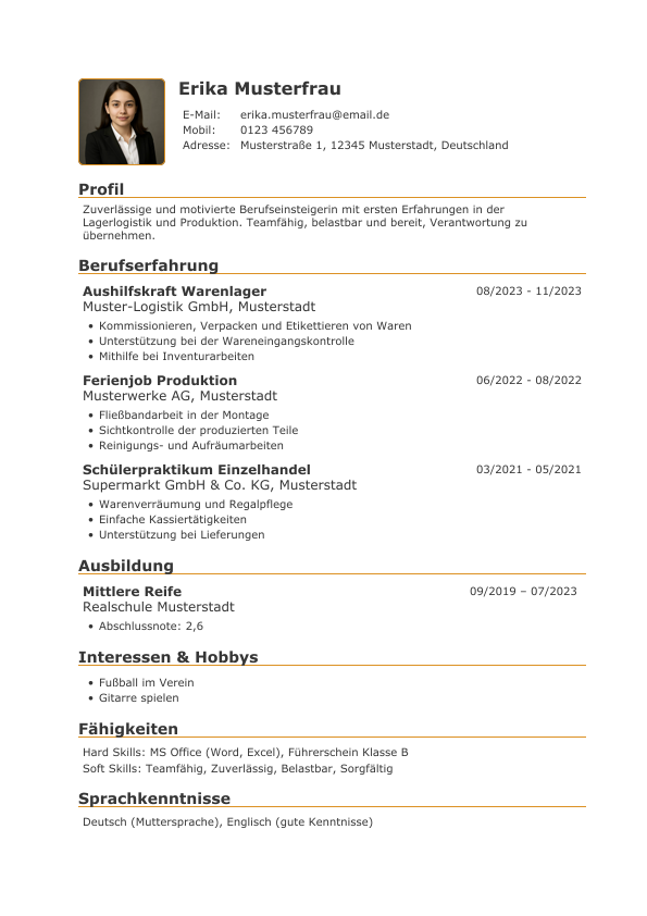 Simple Resume Beispiel-Lebenslauf mit minimalistischem Design, bei dem Überschriften durch farbige Unterstreichungen hervorgehoben sind